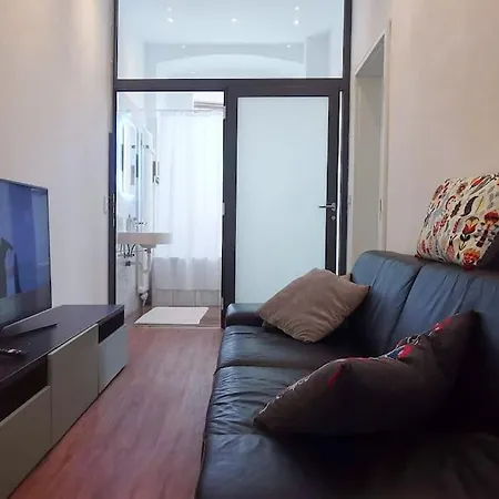 3,5 Z-wohnung, 2 Schlafzimmer Fuer 4 Personen, 30 Min Zuerich -galileo Klettgau